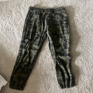 Cropped cargo pants